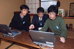 Hasuikes get computer lessons at home